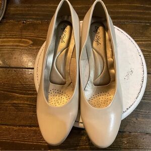 NWOT Soft Style Beige Women's Shoes